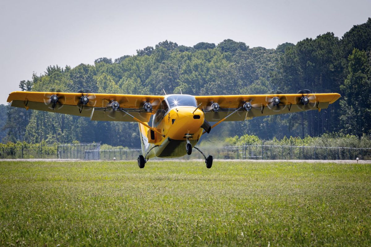 Electra’s EL2 hybrid-electric ultra-short takeoff and landing (Ultra-STOL) prototype aircraft takes off from a grass field during a 2024 demo flight at Felker Army Airfield at Joint Base Langley-Eustis, Virginia. Credit: Electra